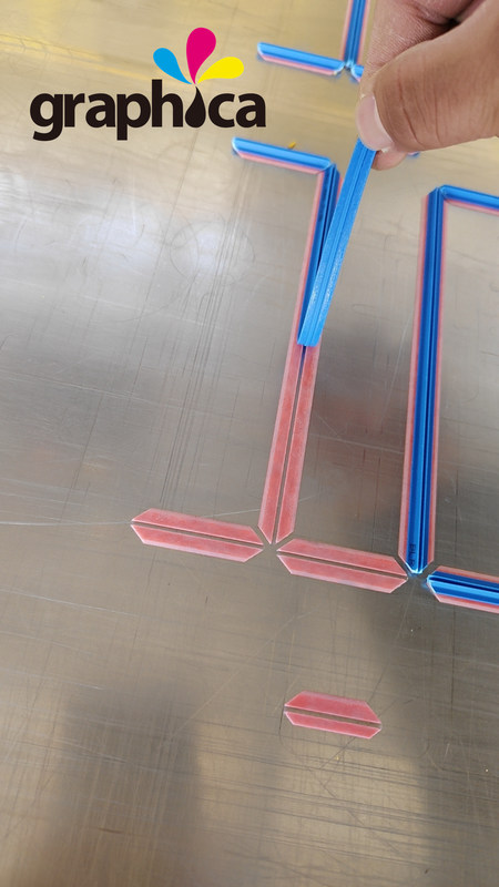 Tagliatore di matrice a fibra blu per la fabbricazione di scatole di cartone ondulato e altro