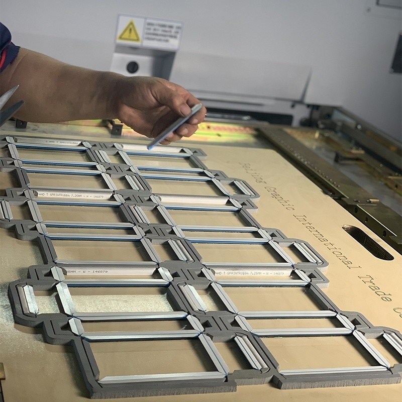 Macchine per il taglio a matrice a stampo a scatola di cartone ondulato con larghezza di canale di 1,3 mm