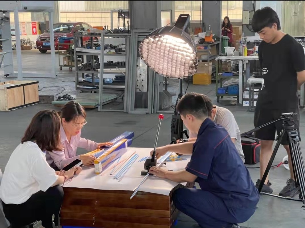 Macchina di piegatura a regola di acciaio facile da usare a mano per piegatura CNC Peso netto 43 kg